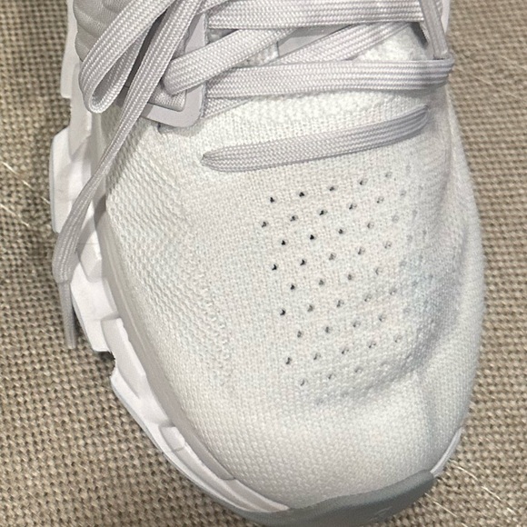 On Cloud running shoes - Picture 2 of 5